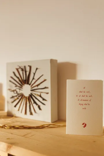 Details auf dem Regal von Mithu Sanyal