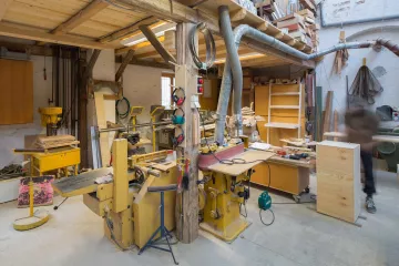 Blick in den Maschinenraum im hinteren Teil der Schreinerei.