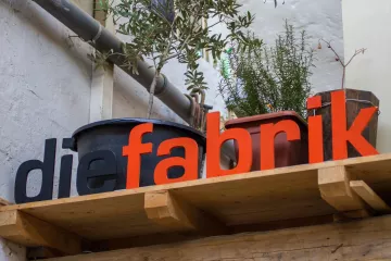 Das Logo von »dieFabrik« in der Patrick Gülzow seine Tischlerei betreibt.
