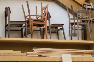 Stühle auf dem Speicher der Tischlerei.