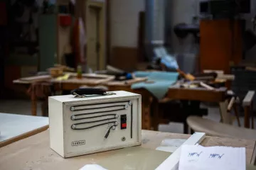 Ein alter Lautsprecher wurde zur Musikanlage umfunktioniert.