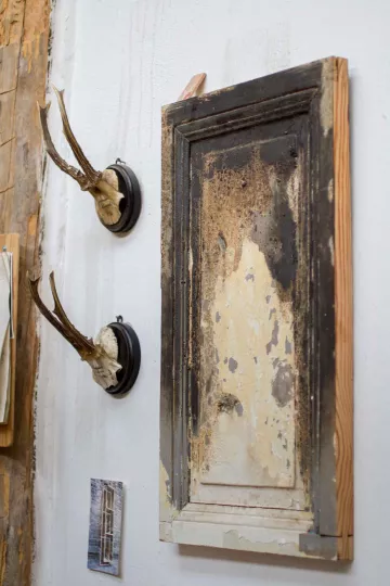 Eine alte Schranktür als Wanddekoration.