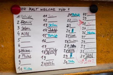 Detailaufnahme einer Teilnehmerliste.