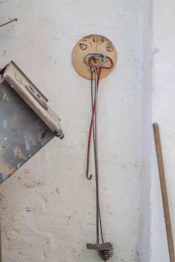 Detailaufnahme eines bemalten Hakens.