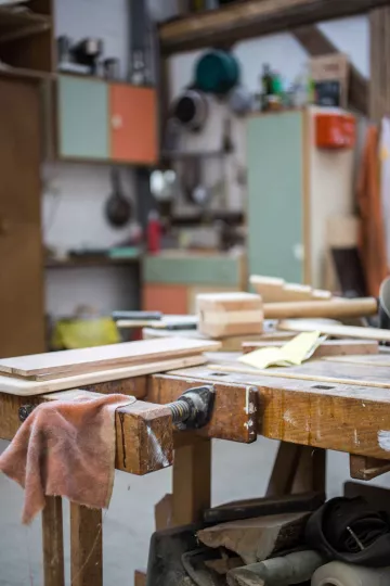 Detailaufnahme einer Werkbank in der Schreinerei.