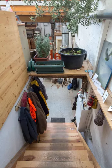 Blick hinab vom Aufenthaltsbereich der Tischlerei.