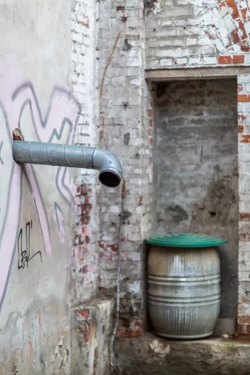 Detailaufnahme einer Regenrinne im Westwerk.