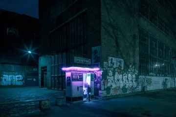 Fotokabine vor dem Westwerk auf der Karl-Heine-Straße bei Nacht.