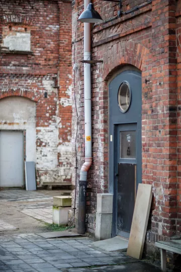 Eingang zu einem Gebäude im hinteren Teil des Leipziger Westwerk.