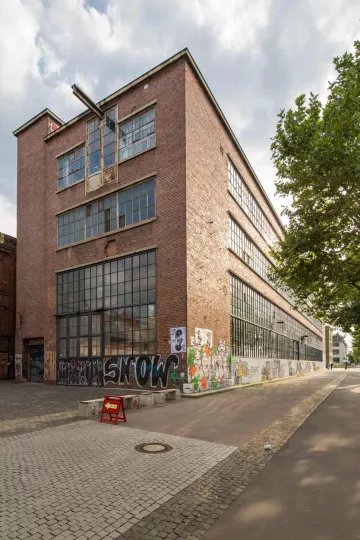 Das Westwerk Leipzig von der Karl-Heine-Straße aus gesehen.