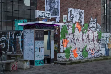 Fotokabine vor dem Westwerk auf der Karl-Heine-Straße.