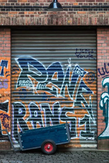 Handkarren vor dem Eingang der Lebensmittelhandlung Egenberger.