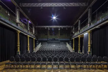 Blick in den historischen Ballsaal der Schaubühne Lindenfels in Leipzig Lindenau.