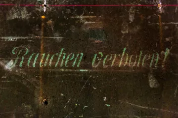 Rauchen verboten. Ein Detail an einer Wand in den Räumen der Schaubühne.