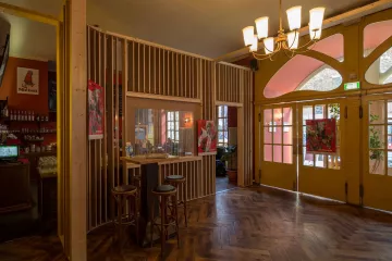 Blick auf die Bar des Café Nora Roman in Leipzig Lindenau.