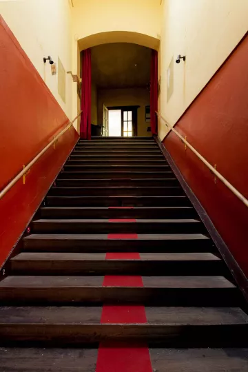 Treppenaufgang zum Grünen Salon, dem Programmkino der Schaubühne Lindenfels.