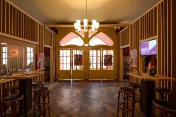 Betritt man die Schaubühne Lindenfels in Leipzig Lindenau, gelangt man zuerst in den großen Raum der Hausbar.