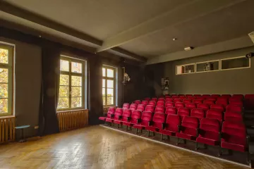 Im Grünen Salon, im Obergeschoss der Schaubühne Lindenfels in Leipzig Lindenau, werden regelmäßig Filmreihen gezeigt, die ausgewählten Regisseuren gewidmet sind.