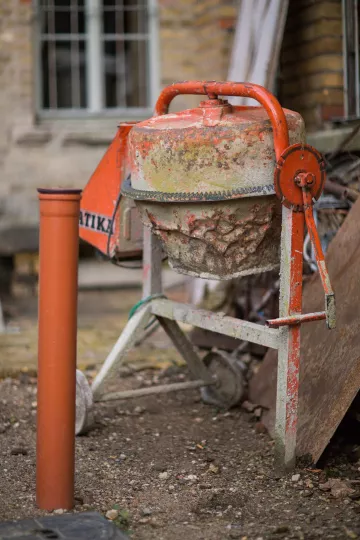 Ein Betonmischer steht auf der Baustelle in der Josephstraße in Leipzig Lindenau