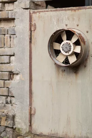 Entlüftungschacht und Ventilator des ehemaligen Industriegebäudes im Bildhauerviertel Leipzig.