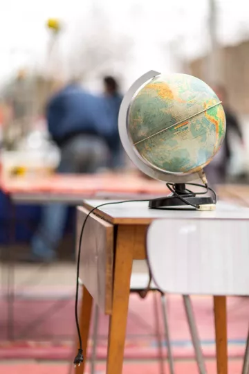 An den zahlreichen Ständen auf der Karl-Heine-Straße gibt es ganze Welten zu kaufen.