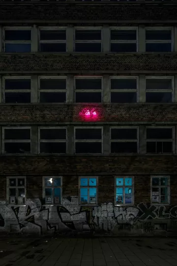 Schriftzug 'Liebe' der Hohen Worte an einer Hausfassade in Leipzig Lindenau.