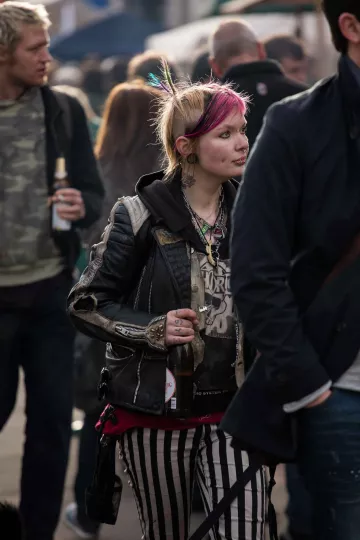 Eine Besucherin des Westpakets auf der Karl-Heine-Strasse in Leipzig.