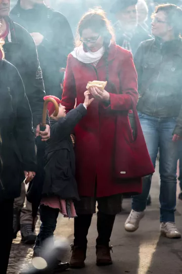 Mutter und Tochter während des Westpakets auf der Karl-Heine-Strasse in Leipzig.