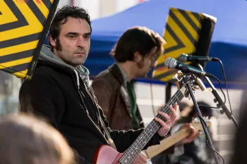 Vor dem »Underground« steht meist eine Bühne, auf der Bands spielen.