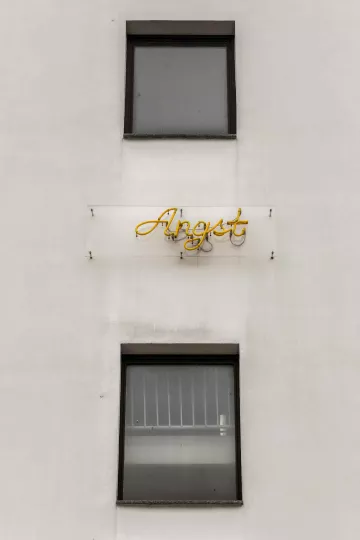 Schriftzug 'Liebe' der Hohen Worte an einer Hausfassade in Leipzig Lindenau.