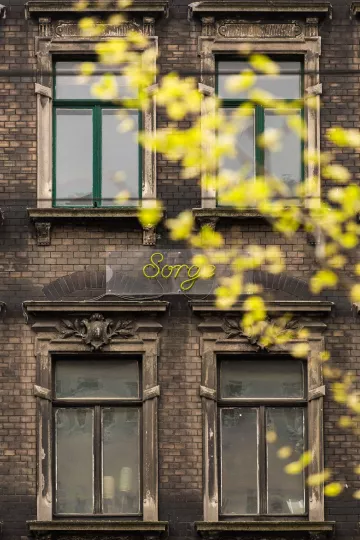 Schriftzug 'Sorge' der Hohen Worte an einer Hausfassade in Leipzig Lindenau.
