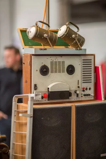 Trödelstände in der großen Halle des Leipziger Westwerks.