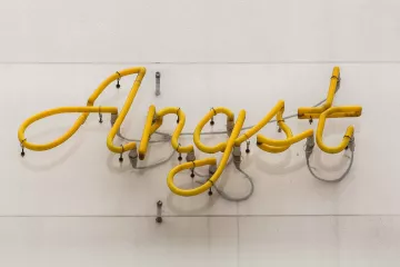 Schriftzug 'Angst' an einer Hausfassade in Leipzig Lindenau.