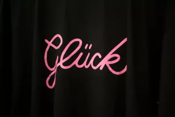 T-Shirt mit dem Schriftzug 'Glück', das auf dem Westpaket zu kaufen war.