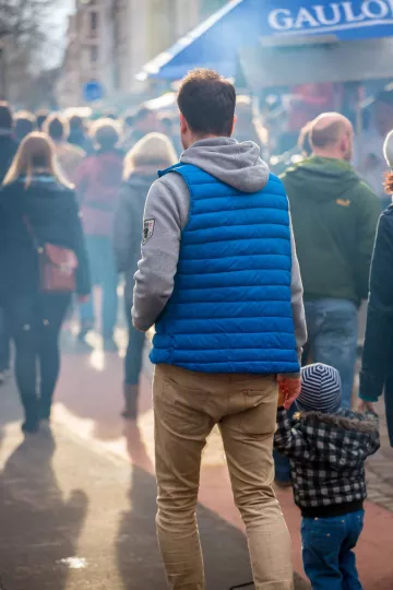 Vater und Sohn während des Westpakets auf der Karl-Heine-Strasse in Leipzig.