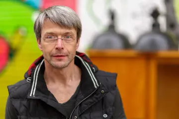 Ein Antiquitätenhändler an seinem Stand.