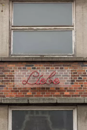 Schriftzug 'Liebe' der Hohen Worte an einer Hausfassade in Leipzig Lindenau.