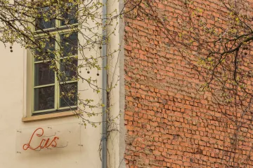 Schriftzug 'Lust' an einer Fassade der Schaubühne Lindenfels in Leipzig Lindenau.