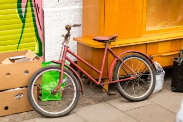 Ein zu verkaufendendes Fahrrad auf dem Westpaket in der Karl-Heine-Straße in Leipzig-Lindenau.