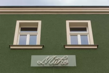Schriftzug 'Mühe' an einer Hausfassade in Leipzig Lindenau.