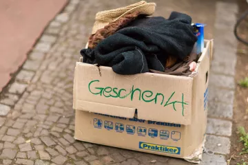 Kiste mit allerlei Habseligkeiten, die kostenlos zu haben waren.