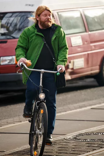 Steffen Balmer auf dem Fahrrad während des Westbesuchs in Leipzig.
