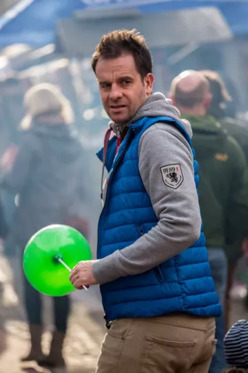 Vater und Sohn während des Westpakets auf der Karl-Heine-Strasse in Leipzig.