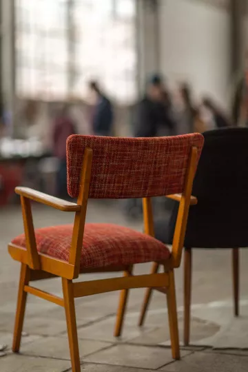 Trödelstände in der großen Halle des Leipziger Westwerks.