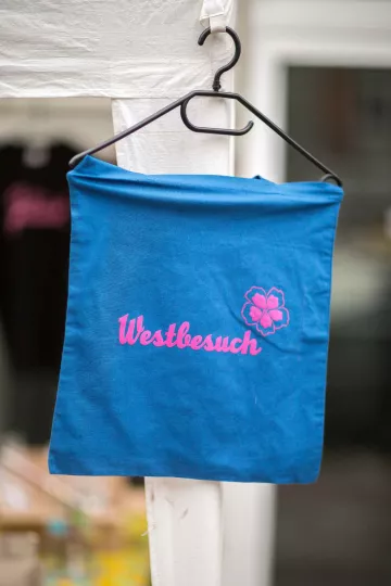 Tasche mit dem Logo des Westbesuchs.