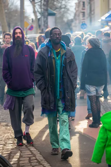 Besucher des Leipziger Westbesuchs in der Karl-Heine-Strasse in Lindenau.