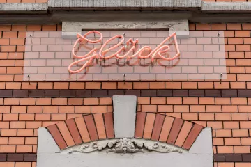 Schriftzug 'Glück' an einer Hausfassade in Leipzig Lindenau.