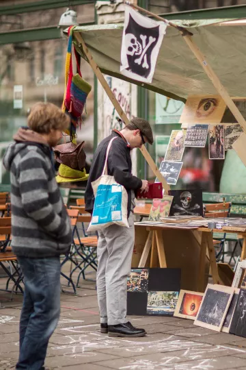 An den zahlreichen Ständen auf der Karl-Heine-Straße gibt es ganze Welten zu kaufen.