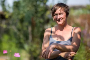 Steffi Geschewski in ihrem Kleingarten in Leipzig Lindenau.