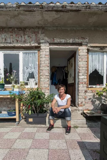 Steffi Geschewski sitzt vor ihrer Kleingartenhütte